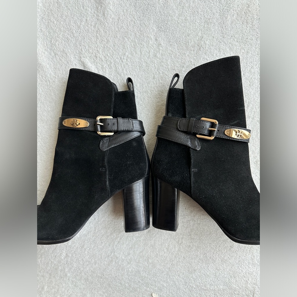 Tory Burch Robynne Black Suede Heel Boots‎ with Gold Buckle Size 8 M - Picture 4 of 12